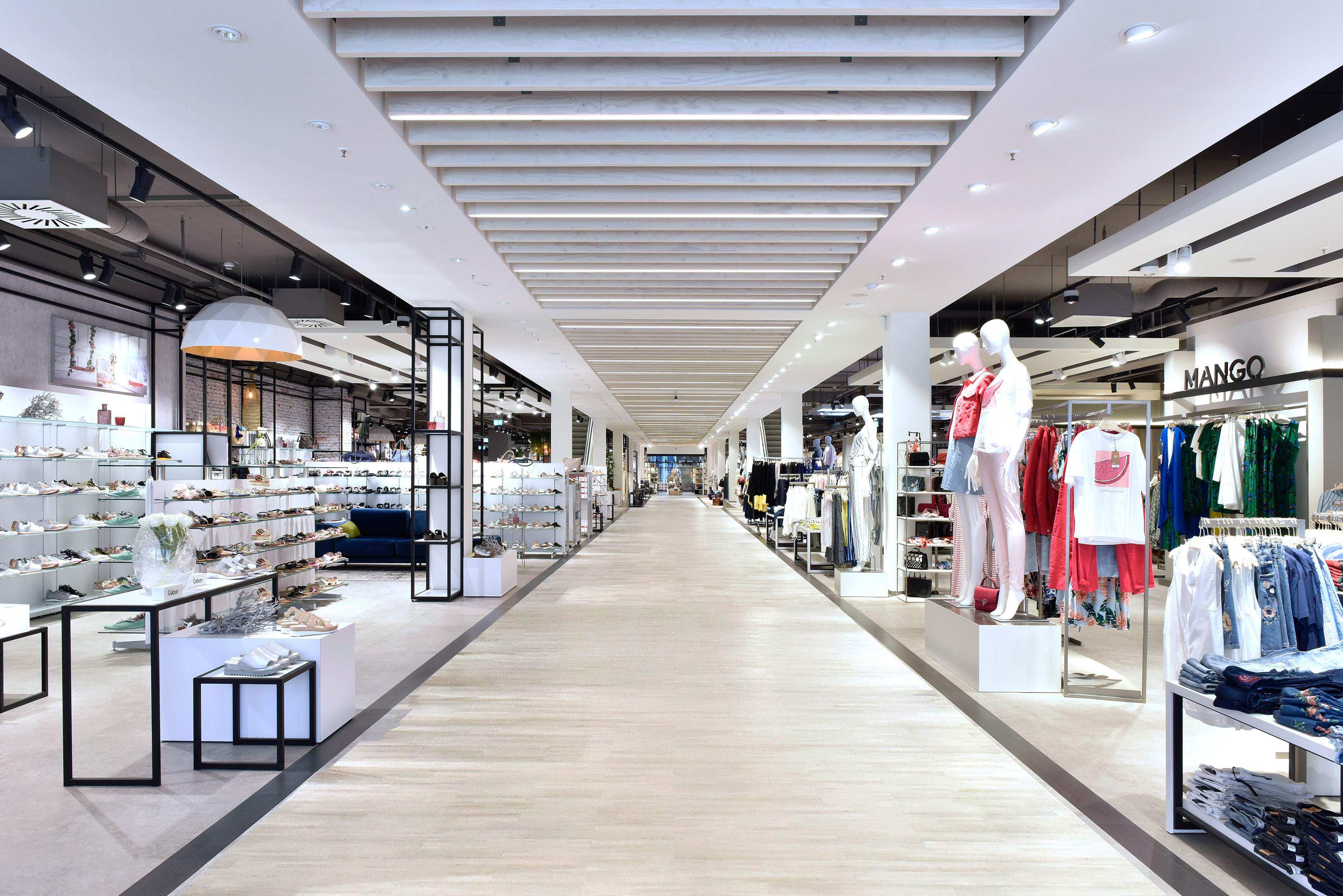Domcenter-Eingang Nette+Hartmann Hamburg Greifswald Ostsee einladenend neues Konzept Mall Shopdesign